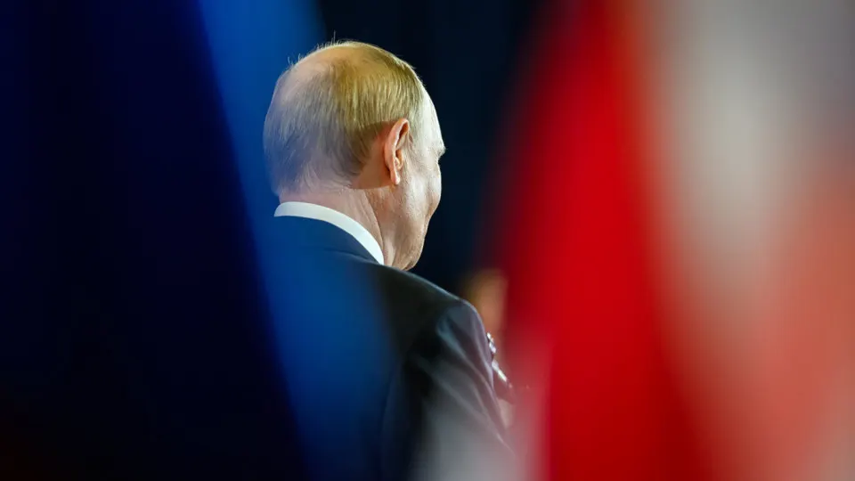 Годовой порог выручки, с которого компании обязаны платить НДС, зафиксируют на 20 млн руб. до 2029 года. Мера временно освободит сотни тысяч МСП от НДС, увеличит нагрузку бюджета и может усилить уход бизнеса в «тень».