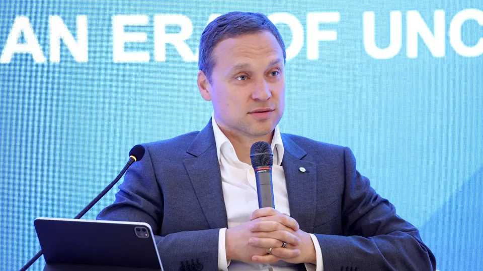 По словам зампреда правления Сбербанка, население и бизнес массово снимают и держат наличные — они не возвращаются в банковскую систему. Это связано с ростом налоговой нагрузки, усилением контроля за платежами и техническими проблемами.