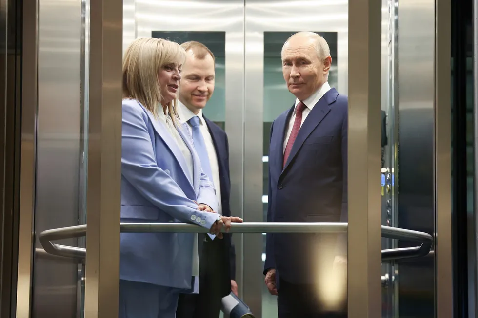 Руководители силовых ведомств предлагают отложить или вовсе отменить выборы в Госдуму из‑за экономических трудностей и падения рейтингов. В администрации президента и в политическом блоке есть раскол: одни настаивают на переносе, другие — на сохранении даты голосования 18–20 сентября.