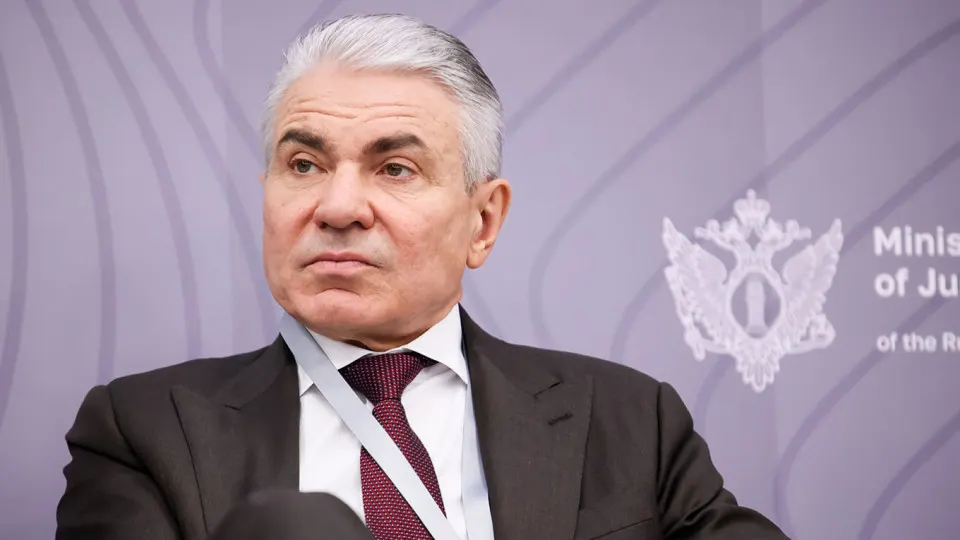 Замминистра юстиции заявил, что крупнейшие разработчики ИИ должны внедрить фильтры, не допускающие действий, сходных с деятельностью «иноагентов». Предлагается возложить ответственность за работу фильтров на владельцев нейросетей и предусмотреть административную, уголовную и финансовую ответственность. Одновременно обсуждается идея «суверенных» моделей ИИ и соответствующего регулирования.