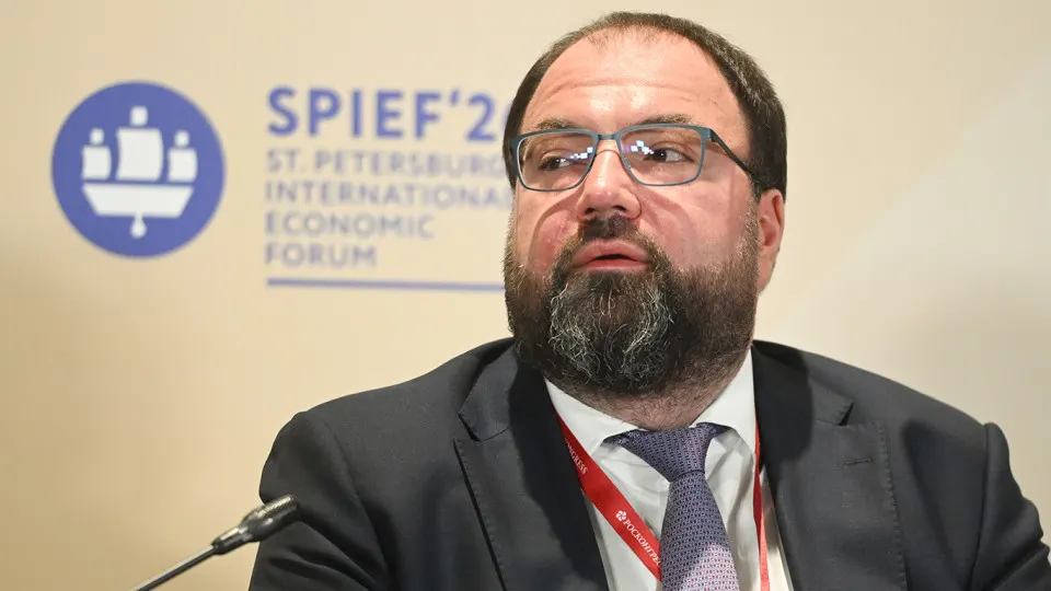 Минцифры предлагает внедрить проверку возраста пользователей на платформах; возможна верификация через «Госуслуги» или биометрию. Эксперты предупреждают о рисках утечек данных и дополнительных расходах для сервисов.