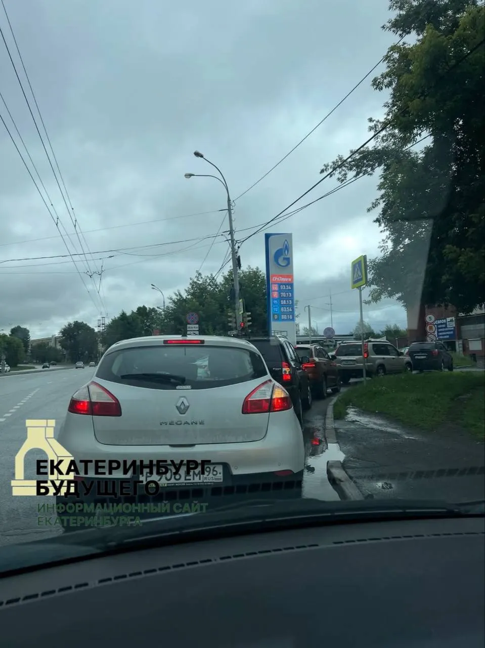Очереди на заправках фиксируют в разных регионах, власти утверждают о запасах и росте производства, но дефицит и локальные конфликты продолжаются.