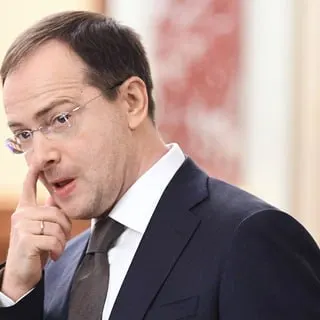 Помощник президента Владимир Мединский выступил за систему обязательной отработки и распределения выпускников, предлагая заключение трудовых контрактов для студентов, обучающихся за счёт государства. В обсуждении приводят пример медицины и инициативы о трёхлетней отработке.