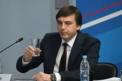 Министерство утвердило список внеклассной литературы на лето, в который вошли современные и патриотические книги о Родине и подвигах «героев специальной военной операции».