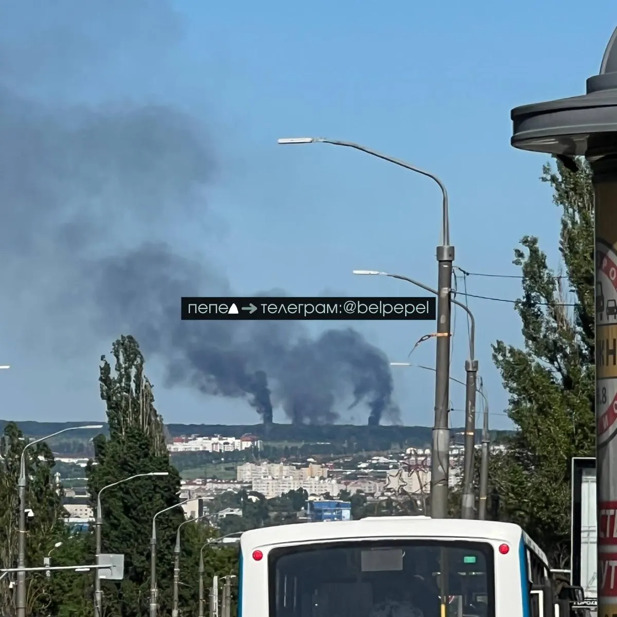 В районе Белгорода произошёл сильный взрыв на складе боеприпасов: очевидцы сообщают о нескольких очагах дыма и разрушениях. В регионе фиксировали тревоги из‑за угрозы ракетных и беспилотных атак, официальных комментариев пока нет.