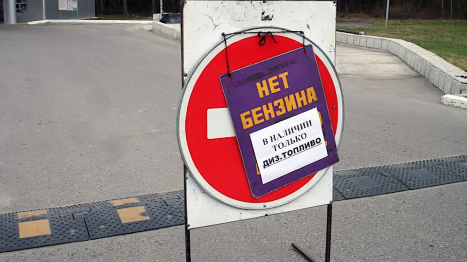 Власти Севастополя временно ограничили отпуск бензина для населения: топливо будет отпускаться только экстренным службам до первой половины дня 3 июня. Дефицит вызван ударами по нефтеперерабатывающей и логистической инфраструктуре, что привело к падению переработки и росту цен.