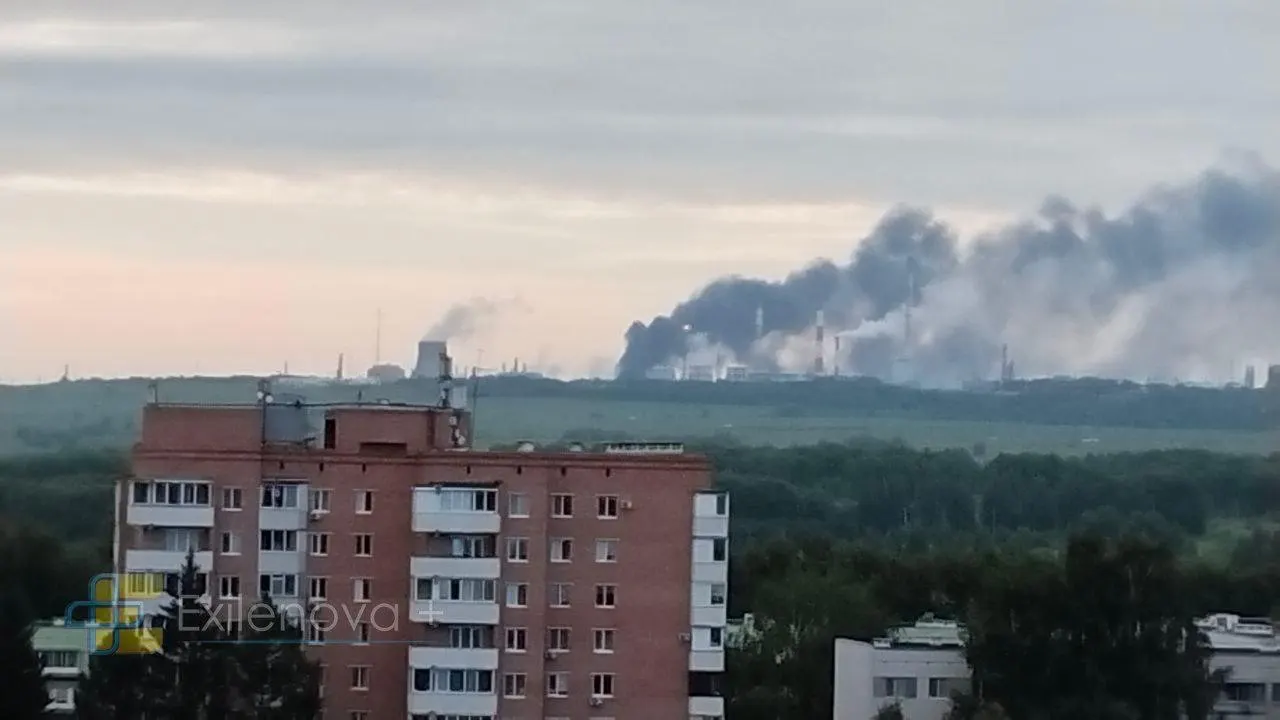 После ударов беспилотников в Татарстане и Самарской области вспыхнули пожары на крупных нефтеперерабатывающих и нефтехимических заводах. Есть пострадавшие, в отдельных городах отменили массовые мероприятия; возможны перебои с поставками топлива.