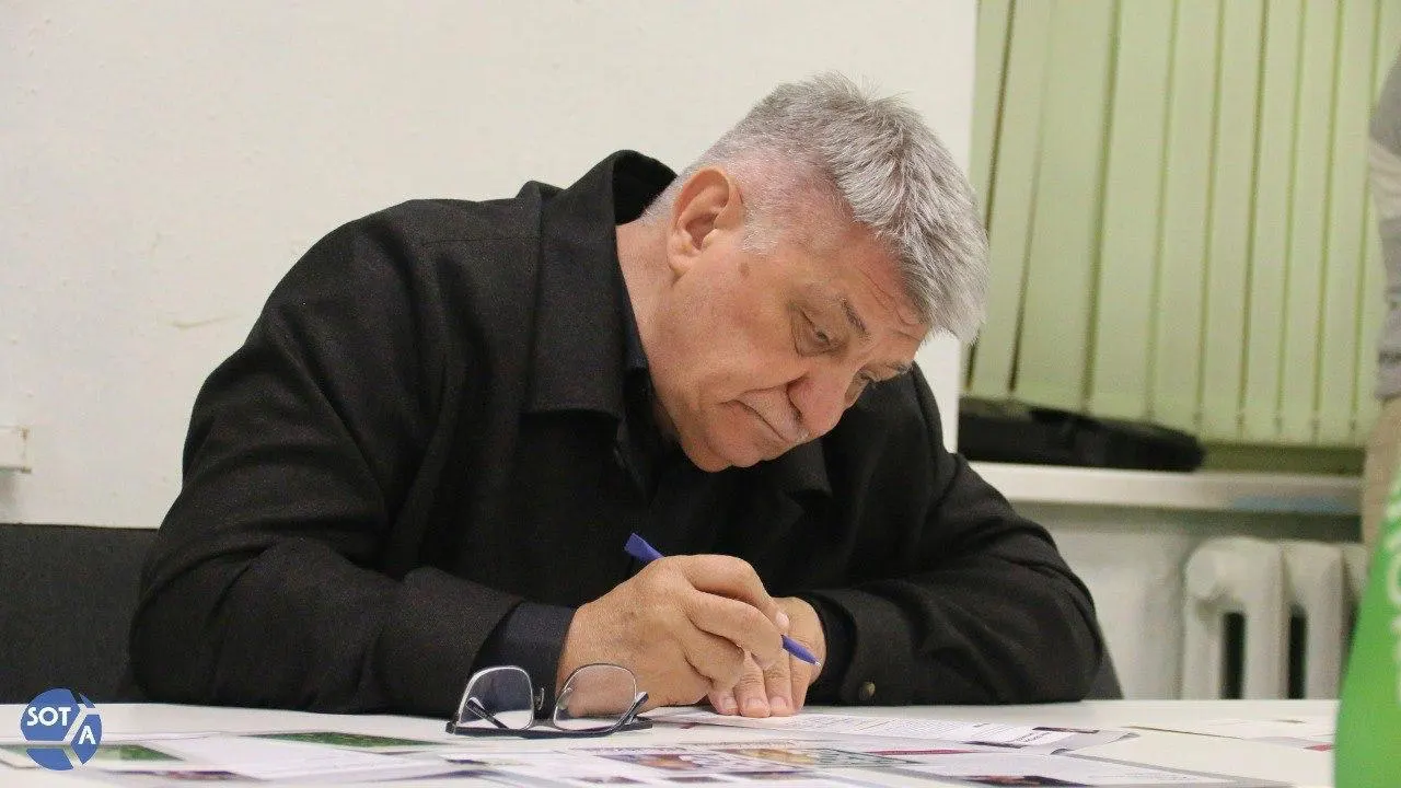 Президент направил поздравление Александру Сокурову, отметив его вклад в национальный кинематограф. При этом режиссёр в последние годы фактически остаётся вне официального кинопроката в России.