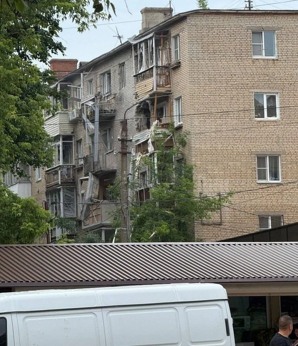В Тульской области в многоэтажный дом попал украинский БПЛА; жителей эвакуировали. Министерство обороны сообщает о сотнях перехваченных дронов по всей стране, в Москве — десятки сбитых аппаратов и ограничения в работе аэропортов.