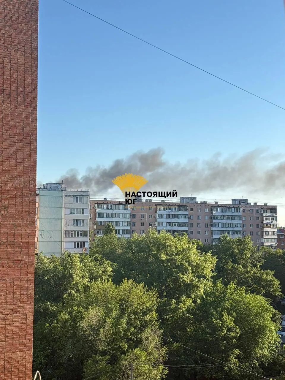 Комбинированная атака утром 27 мая привела к пожару на авиационном заводе в Таганроге, зафиксирован дым над воронежским аэродромом и взрывы у нефтеперерабатывающего завода в Туапсе; есть пострадавшие, власти уточняют масштабы.