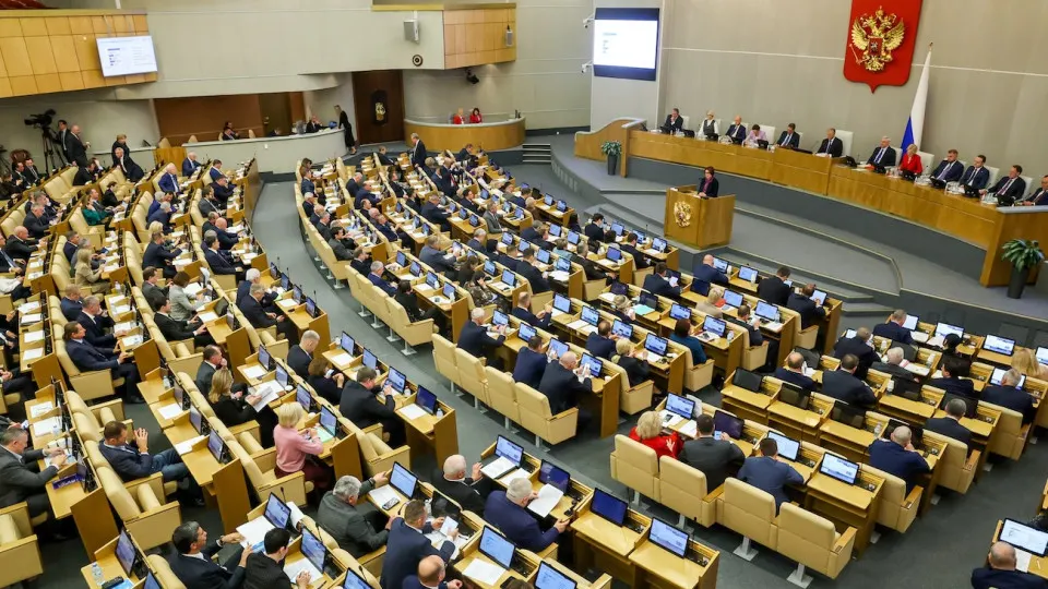 Депутаты приняли поправки, дающие кабмину право наращивать расходы и госзаимствования сверх установленных законом лимитов — власти объясняют это необходимостью реагировать на быстро меняющиеся условия.