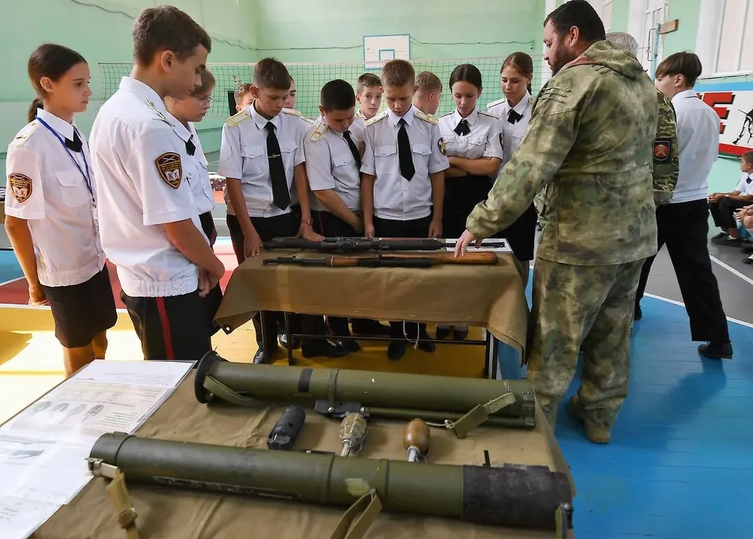 Российское военно-историческое общество инициировало привлечение школьников и студентов к интервью с участниками и волонтёрами СВО — материалы планируют включить в школьные экспозиции и цифровой архив; идею, по данным общества, поддержало Минобрнауки.