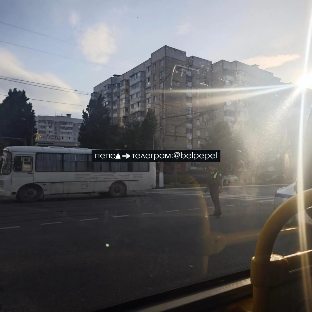 Полиция полностью перекрыла участок от улицы Спортивной до Магистральной в микрорайоне «Спутник» на месте удара беспилотника.