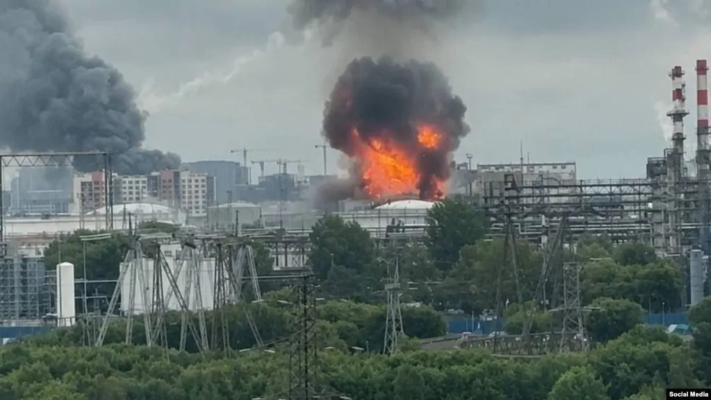 Массированная атака беспилотников по столице и области: пострадали нефтеперерабатывающий завод в Капотне и торговые комплексы, власти сообщают о сотнях сбитых дронов.