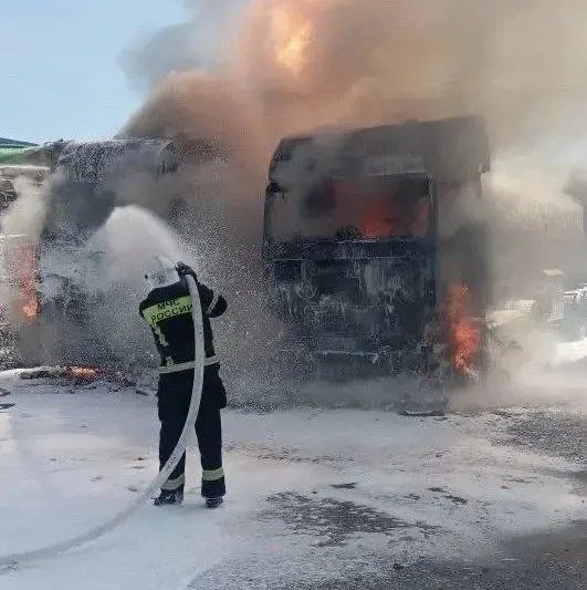 В посёлке Прохоровка беспилотник попал по территории автозаправки: при взрыве пострадал мужчина, на заправке загорелись три грузовика и оборудование.