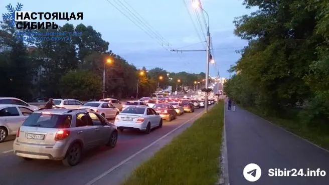 После введения лимитов на АЗС в ряде регионов бензиновый дефицит особенно ударил по Иркутску: водителям приходится стоять в очередях по 8–9 часов, часть сетей перешла на обслуживание только корпоративных клиентов.