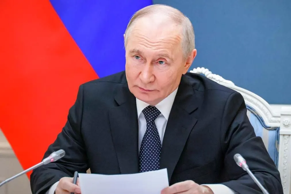 Указ расширяет правила приостановки выплат иностранным кредиторам из стран, признанных Россией «недружественными», — теперь ограничения распространяются также на банковские вклады. Документ вступил в силу 1 июня 2026 года.