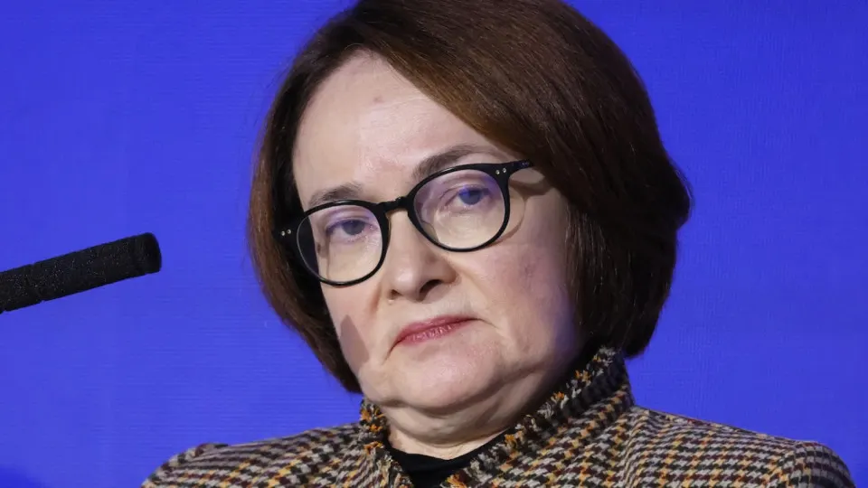 Резкий рост цен на бензин и падение выпуска нефтепродуктов усиливают инфляционное давление и могут отсрочить ожидаемое смягчение денежно‑кредитной политики.