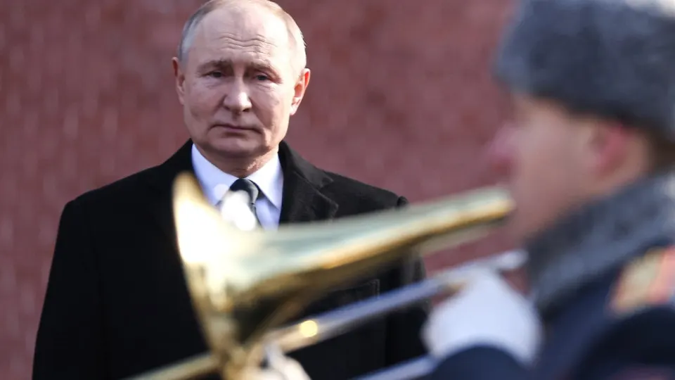 На ПМЭФ Владимир Путин заявил, что «Орешник» ранее не использовался в боевых условиях, но возможность его применения по городским целям в Украине остаётся. Он также подтвердил намерение контролировать весь Донбасс и выразил надежду на мирные компромиссы, если их примет украинская сторона.