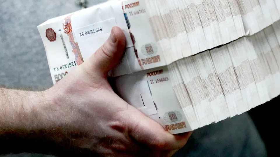 Сбербанк фиксирует заметный отток в наличные: оборот купюр достиг рекордных значений, банки и Центробанк ужесточают контроль за операциями с наличностью.