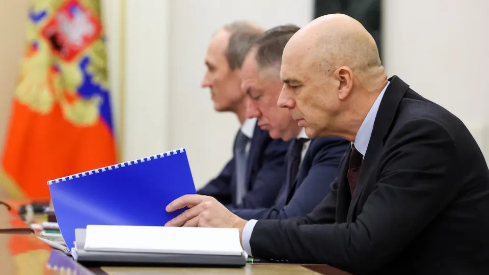 Российский рынок облигаций переживает масштабную распродажу: индекс RGBI обновил минимумы, а доходности длинных ОФЗ достигли около 15,5% годовых. Это повышает расходы бюджета на обслуживание долга и усиливает риски бюджетной политики в ближайшие годы.