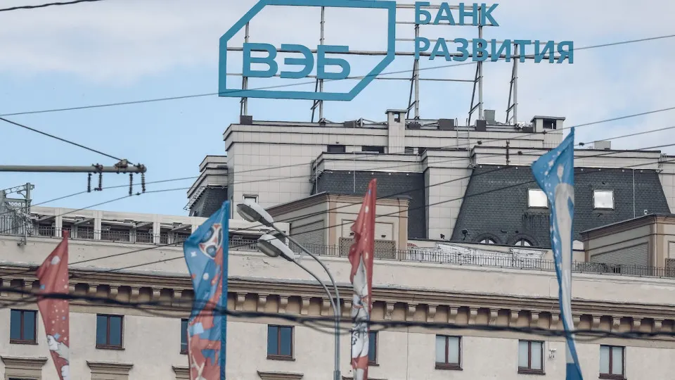 Государственный банк планирует сократить расходы и уволить 15% сотрудников на фоне «кредитного охлаждения» экономики; меры затронут и дочерние структуры.