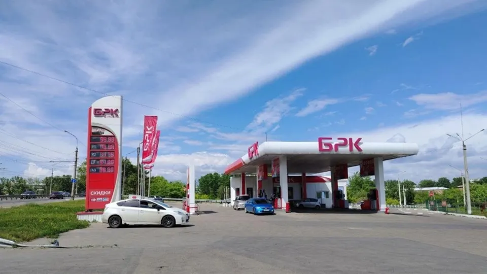 Из‑за вывода из строя ряда объектов нефтепереработки в нескольких регионах введены лимиты на отпуск бензина, часть АЗС временно не работает; власти просят не паниковать и приоритезируют топливо для экстренных служб и сельского хозяйства.