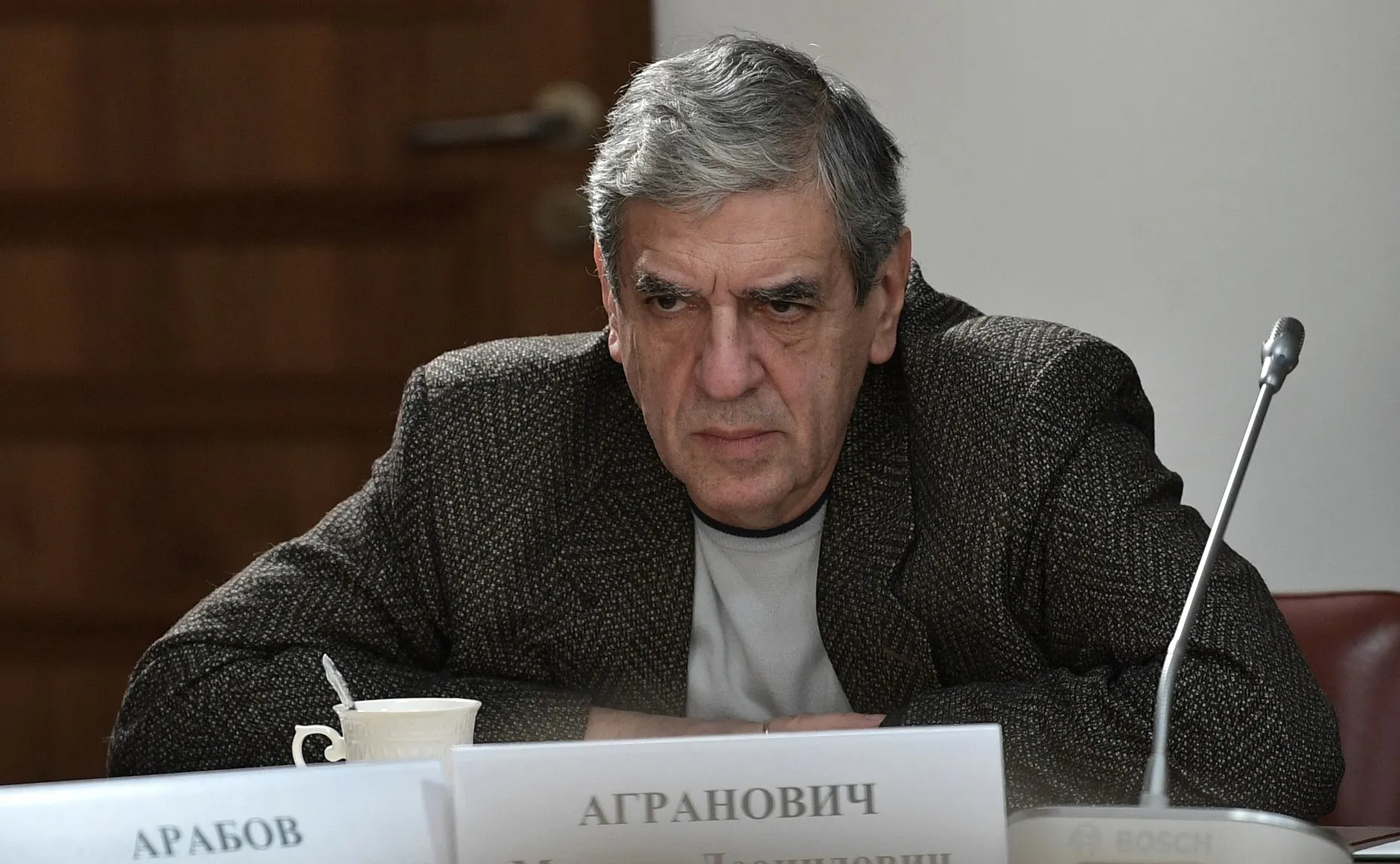 Операторский факультет объявил набор в мастерскую Михаила Аграновича: абитуриентам обещают бесплатное обучение с 2027 года и жильё при условии годичного контракта с Минобороны. Юристы предупреждают, что обещания об увольнении могут не соответствовать действительности.