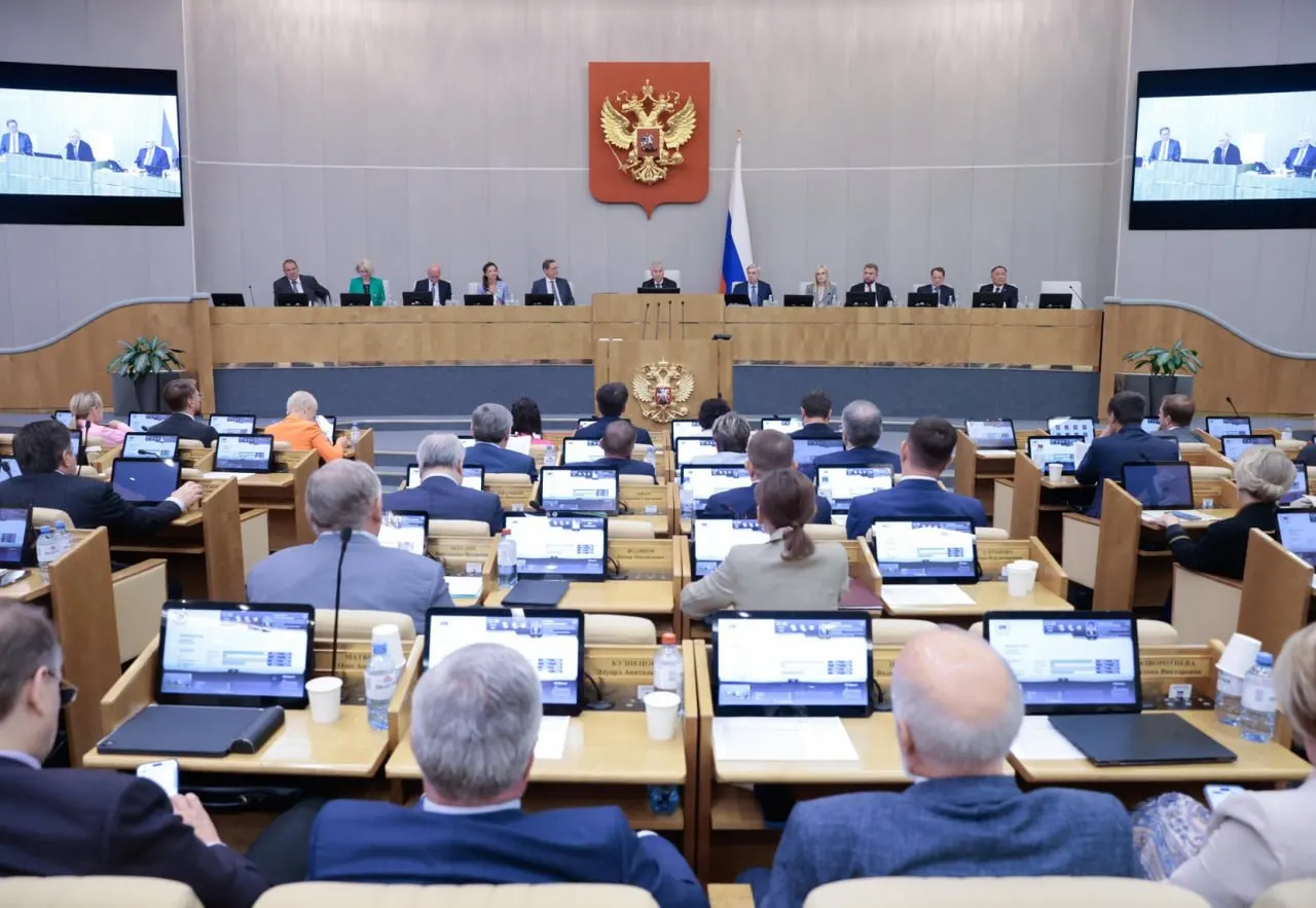 Анализ показывает: Госдума одобряет 84% правительственных и 99% президентских законопроектов, тогда как «проходимость» депутатских инициатив составляет около 25%.