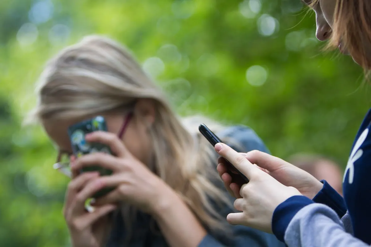 Закон вводит специальный статус для SIM‑карт детей: ограничения контента 18+, блокировка международных входящих и бесплатная активация родительского контроля от операторов.