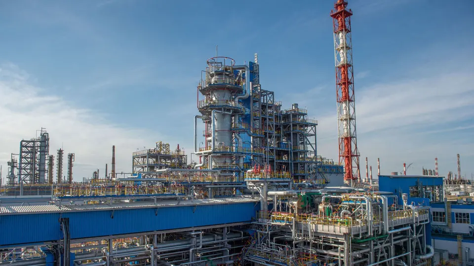 Крупнейший нефтехимический завод приостановил переработку сырья с 14 июля из‑за повреждений, вызванных ударом беспилотников. На восстановление может потребоваться от нескольких недель до месяцев на фоне сокращения переработки в России и дефицита нефтепродуктов.