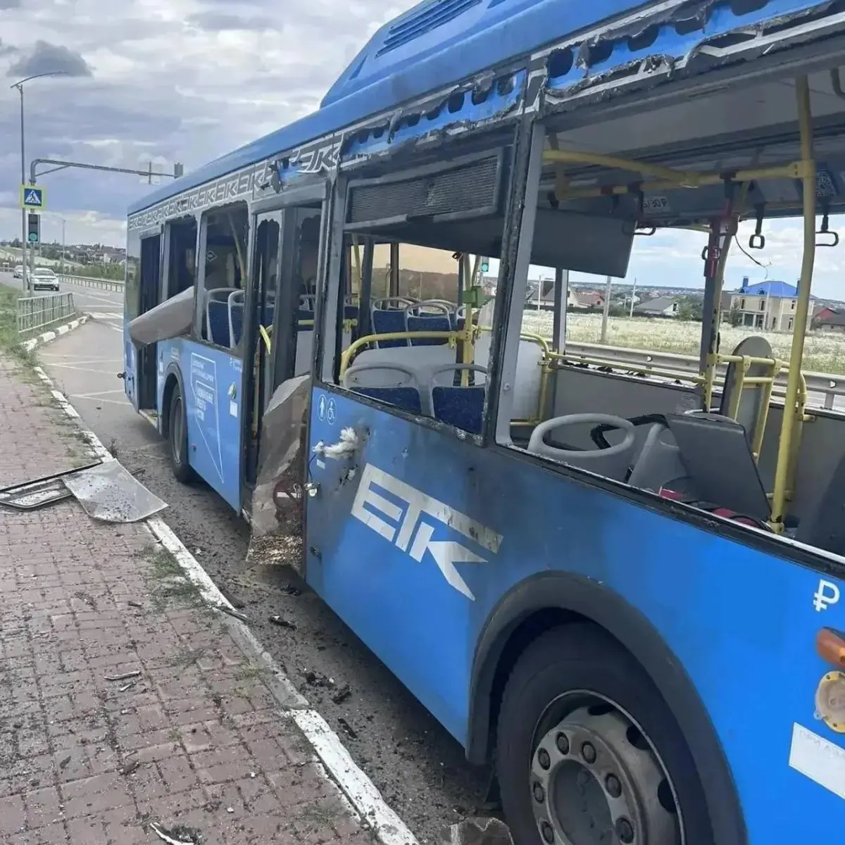 Дрон попал по автобусу в селе Таврово: среди пострадавших — годовалая девочка и 10‑летний мальчик, трое взрослых госпитализированы.