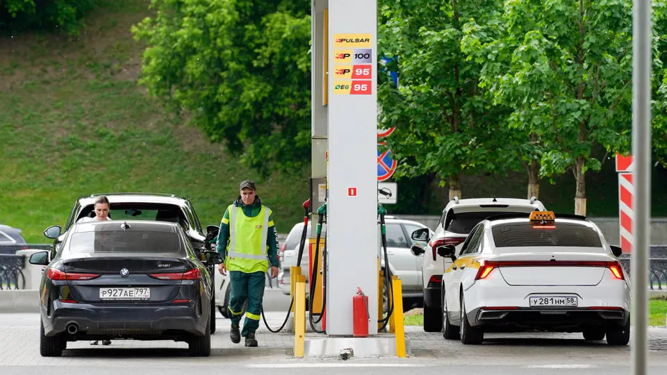 Разрешение на выпуск бензина стандарта «Евро‑3» в условиях дефицита привело к жалобам водителей на потерю мощности, «троение» и отложения в топливе. Эксперты предупреждают об ускоренном износе двигателей и систем очистки отработавших газов.