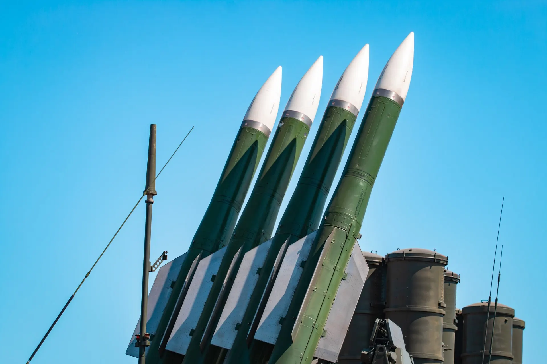 Противовоздушная оборона отразила около 300 дронов за ночь, одновременно по Киеву зафиксирован удар. По данным, удары по объектам ВСУ были ответом на теракты против мирных жителей. Информация уточняется.