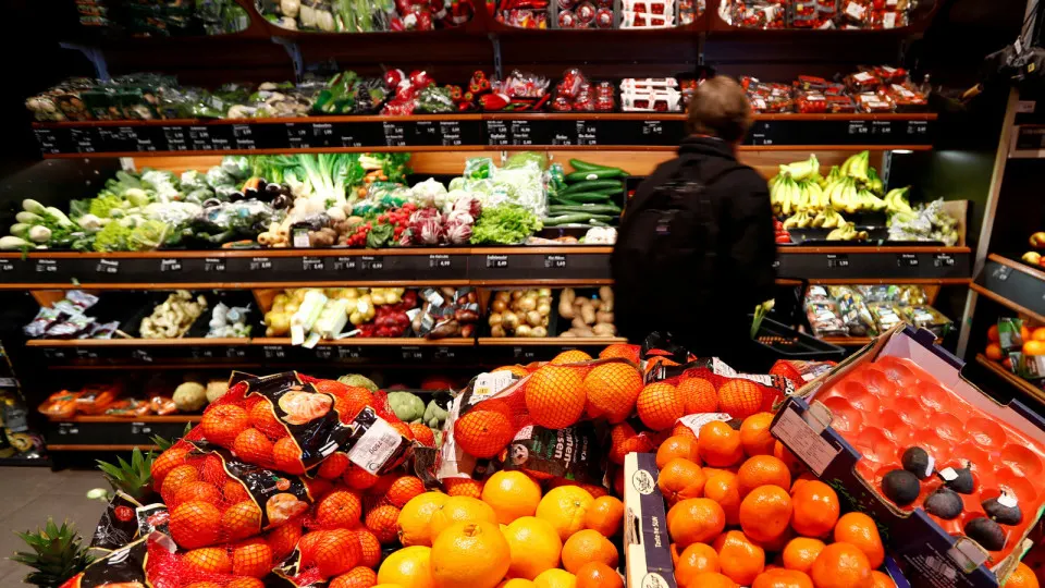 Удорожание бензина и дизеля уже отражается на ценах продуктов и услуг: за месяц ряд овощей подорожал до 27,7%, топливо прибавило около 9–10%, годовая топливная инфляция близка к 20%.