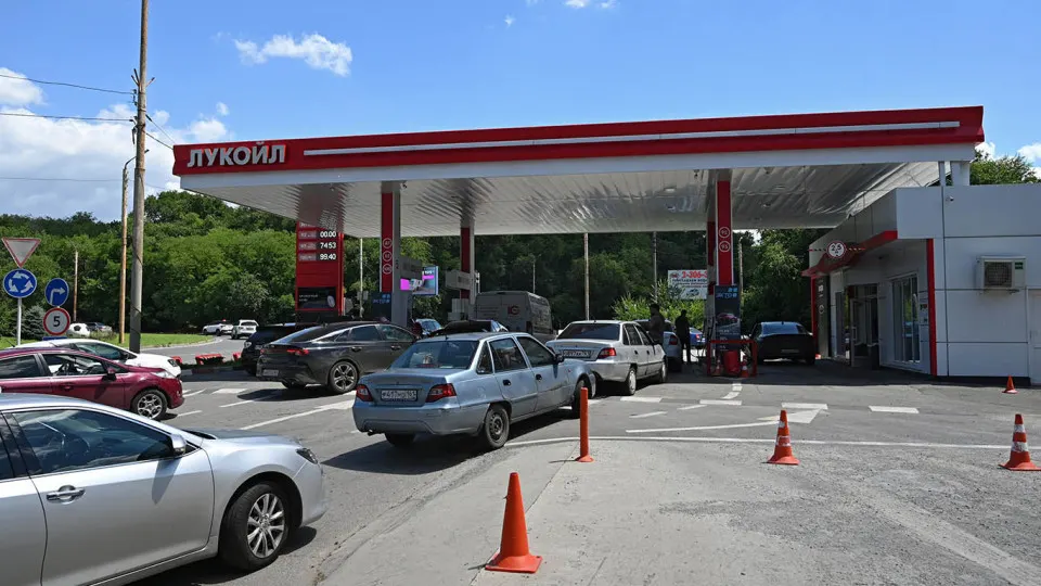 Цена белорусского бензина АИ-92 за неделю выросла на 6% — до 127 тыс. руб./т; с начала мая рост составил 1,8 раза. На фоне снижения производства в российских НПЗ правительство расширяет импорт, но логистика и санкции затрудняют быстрые поставки.