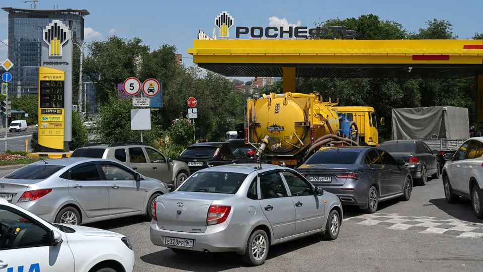 Минэнерго разработало механизм, который позволит импортировать дизельное топливо с компенсациями импортёрам. Мера направлена на восполнение дефицита после падения производства на НПЗ и резкого роста цен.