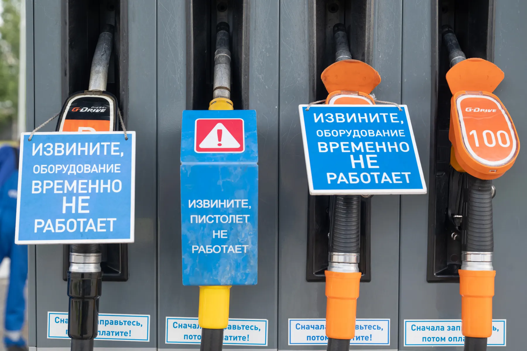 Антимонопольное ведомство начала проверки и вынесло предупреждения компаниям в нескольких регионах из‑за заметного подорожания бензина. Одновременно ведомство выявляет признаки картельного сговора на оптовом рынке на фоне топливного дефицита после ударов по НПЗ.