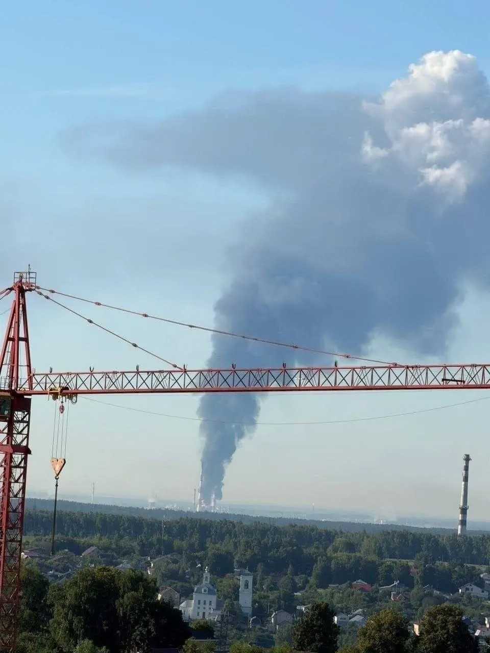 Ночью 2 июля беспилотники поразили крупный кстовский нефтеперерабатывающий завод. Один человек погиб, несколько ранены; завод был основным поставщиком топлива в Чувашию — на АЗС региона уже ощущается дефицит и рост цен.