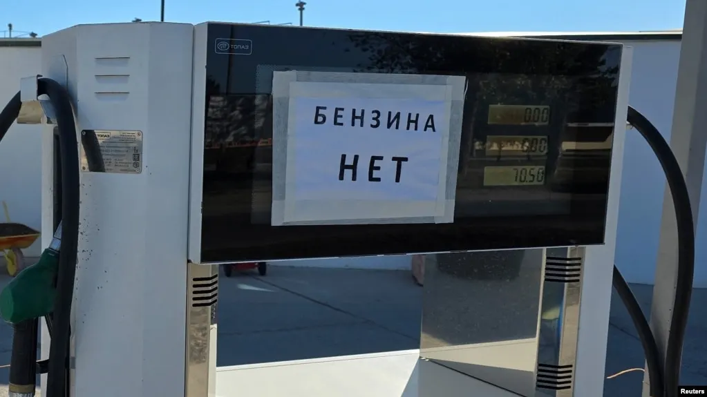 По данным Росстата, за неделю с 23 по 29 июня в Севастополе зафиксирован рекордный рост цен на бензин — около 30%. По стране в среднем бензин вырос на 1,6%, дизель — на 2,23%. Производство топлива сократилось примерно на 25% после ударов по нефтеперерабатывающим объектам; в Крыму введён режим ЧС, часть АЗС закрыта, действуют жёсткие лимиты.