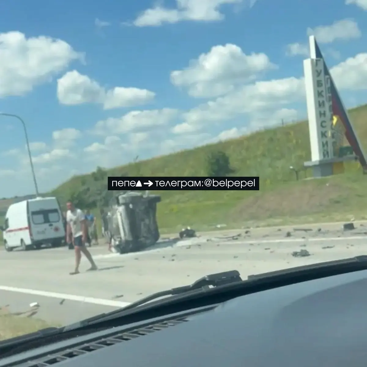 На встречной полосе также перевернулся грузовик — движение в обоих направлениях затруднено.