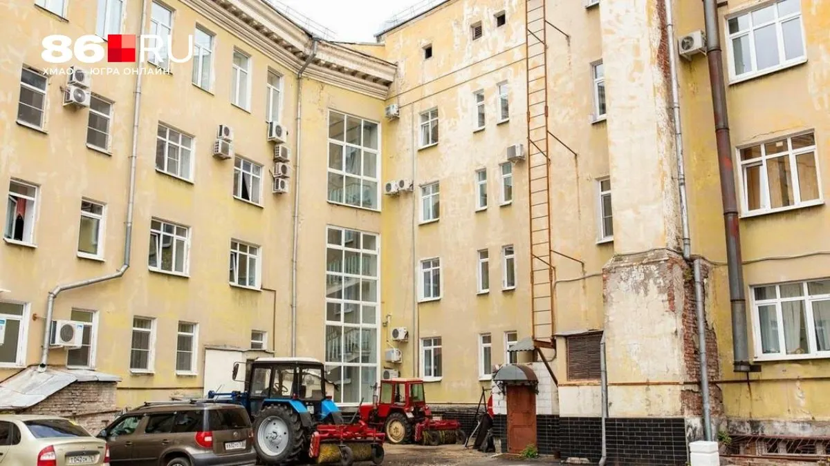 В Госдуме пояснили, что решения о переустройстве придомовой территории, включая организацию парковки, принимают на общедомовом собрании собственников жилья.