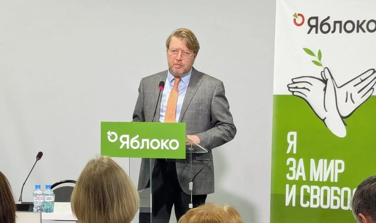 Верховный суд подтвердил штраф председателю «Яблока» Николаю Рыбакову по делу о «демонстрации экстремистской символики». Партия планирует обжаловать решение в Конституционном суде.