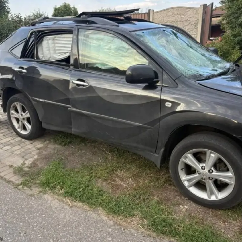 В сёлах Бессоновка и Репное Белгородского округа в результате атак беспилотников пострадал человек и повреждены жилые здания — разбиты окна и нарушена кровля.