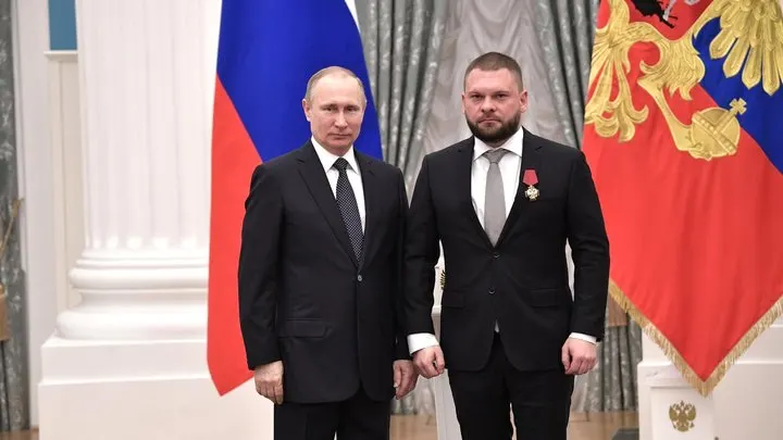 В официальной декларации одного из пятерки лидеров списка «ЕР» указаны доли в Apple, Intel, Procter & Gamble, фондах FinEx и других иностранных активах. В партии заявляют, что необходимые меры по отчуждению были приняты до подачи документов.