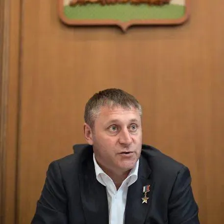 И.о. губернатора заявил, что мобильный интернет в регионе доступен, хотя жители сообщают о массовых перебоях после блокировок и отключений.
