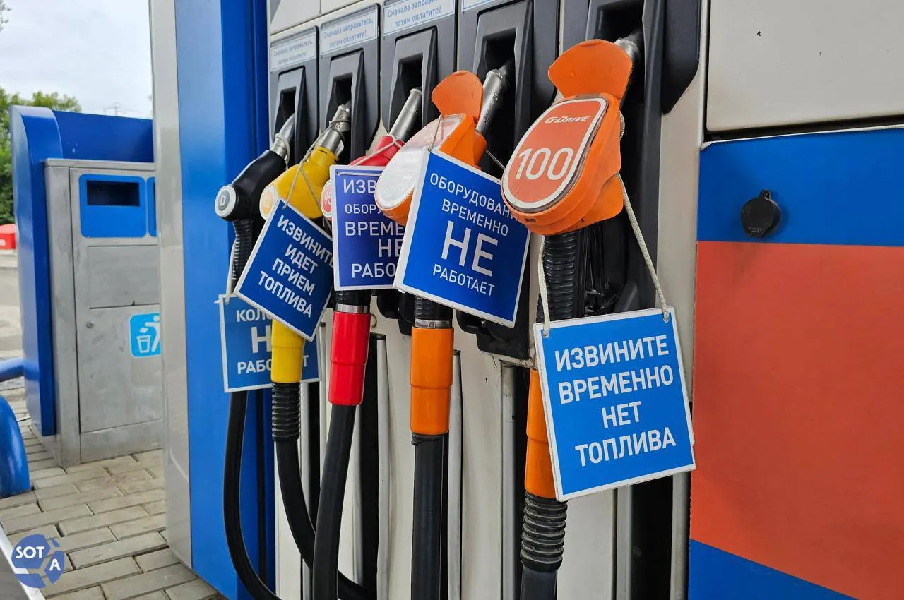 Медианные цены на бензин и дизель в России заметно выросли: АИ‑95 подорожал примерно на четверть. Эксперты указывают на внеплановые ремонты НПЗ, высокий сезонный спрос и ограничения экспорта; существенного снижения цен в ближайшие недели ожидать не приходится.