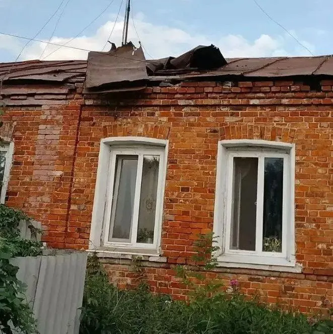Беспилотники нанесли удары по девяти населённым пунктам в разных округах Белгородской области: одна женщина ранена, зафиксированы пожары и повреждения домов, предприятий, транспорта и инфраструктуры.