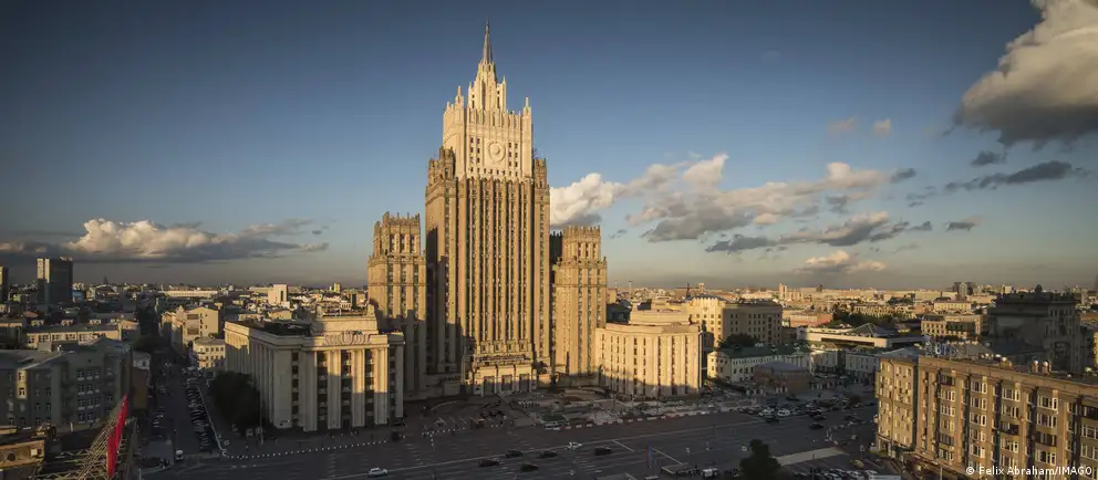 Сообщается, что власти рассматривают возвращение практики выездных виз: поездки в «недружественные» страны предлагают ограничить групповыми поездками и утверждёнными маршрутами. В МИД заявили, что эта информация не соответствует действительности.