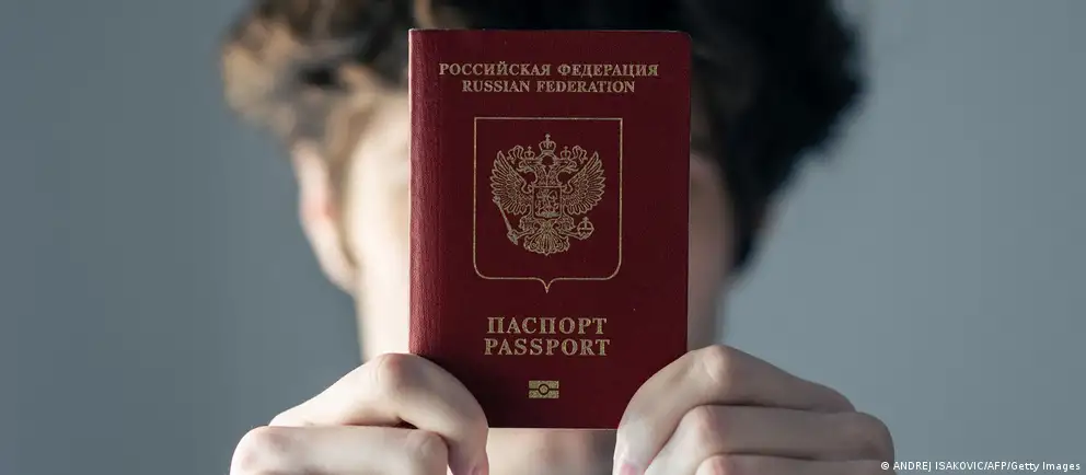 После возражений Франции и Италии Евросоюз пересмотрел первоначальное предложение: запрет на выдачу краткосрочных виз будет распространяться только на тех, кто непосредственно участвовал в боевых действиях в Украине. Расширены гуманитарные и служебные исключения, отменена презумпция участия.